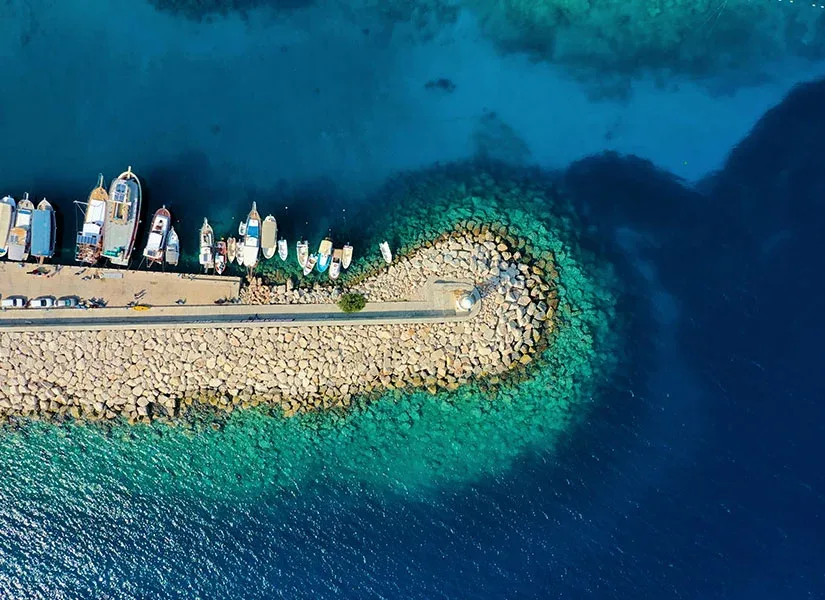 Vue aérienne d'un port de plaisance avec des bateaux amarrés