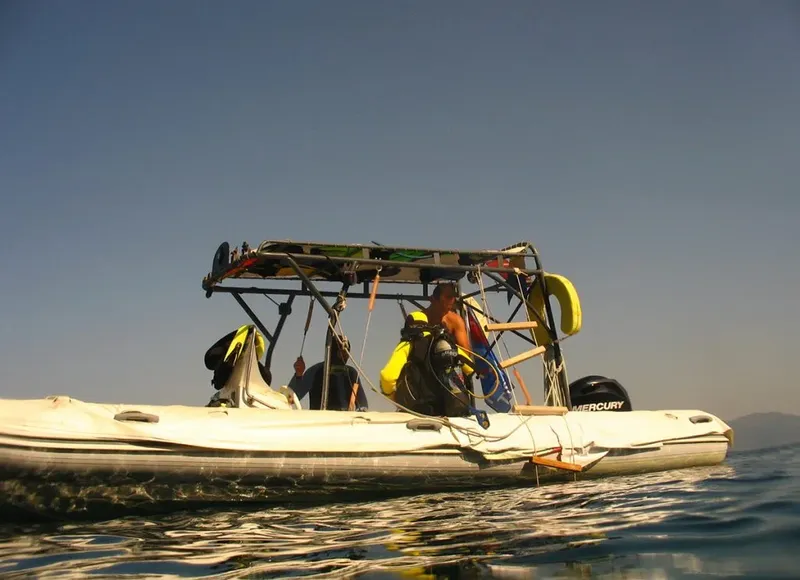 Plongeurs à bord d'un bateau pneumatique sur une mer calme