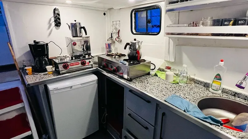 Cuisine équipée à bord d'un bateau avec divers appareils électroménagers