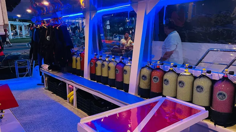 Intérieur d'un bateau de plongée avec combinaisons et bouteilles d'air