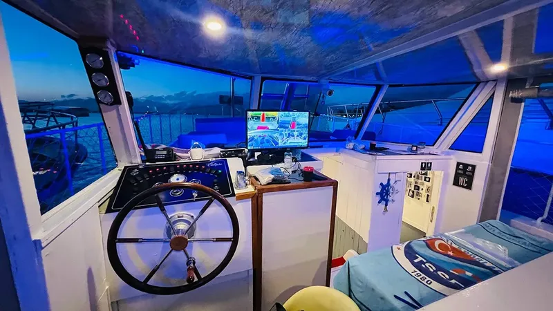 Intérieur d'un bateau de plongée avec poste de pilotage et hublots