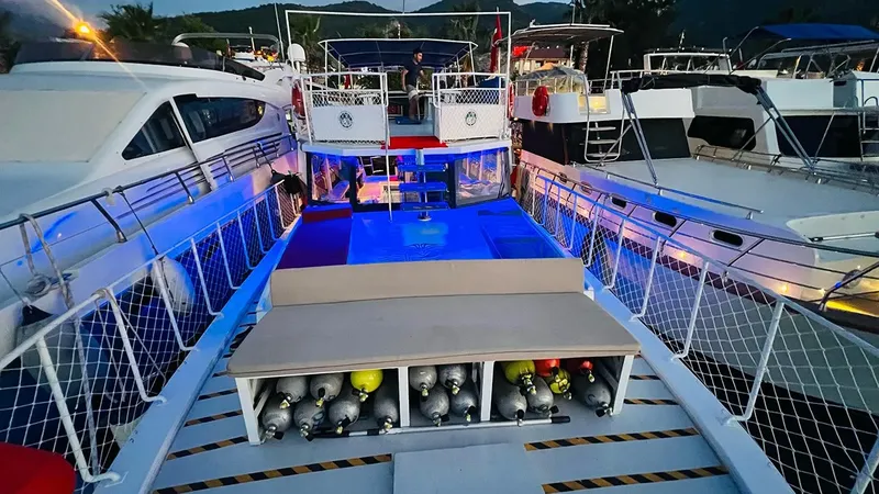 Bateau de plongée avec nombreuses bouteilles et espace de chargement