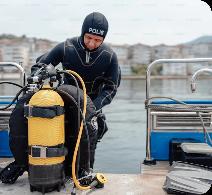 Plongeur préparant son équipement sur un ponton en bord de mer