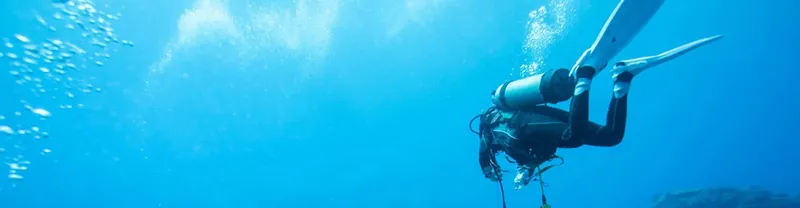 Plongeur en scaphandre explore les profondeurs bleues de l'océan