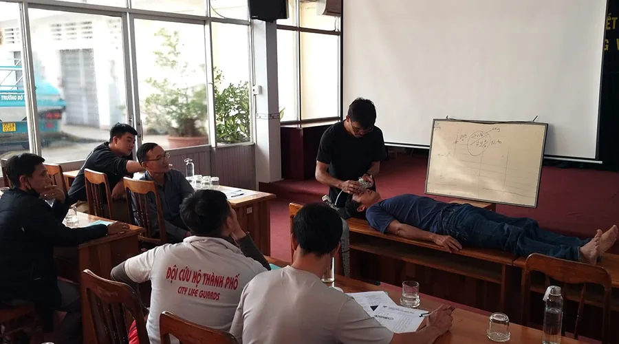Formation de secourisme en salle avec un formateur et des participants