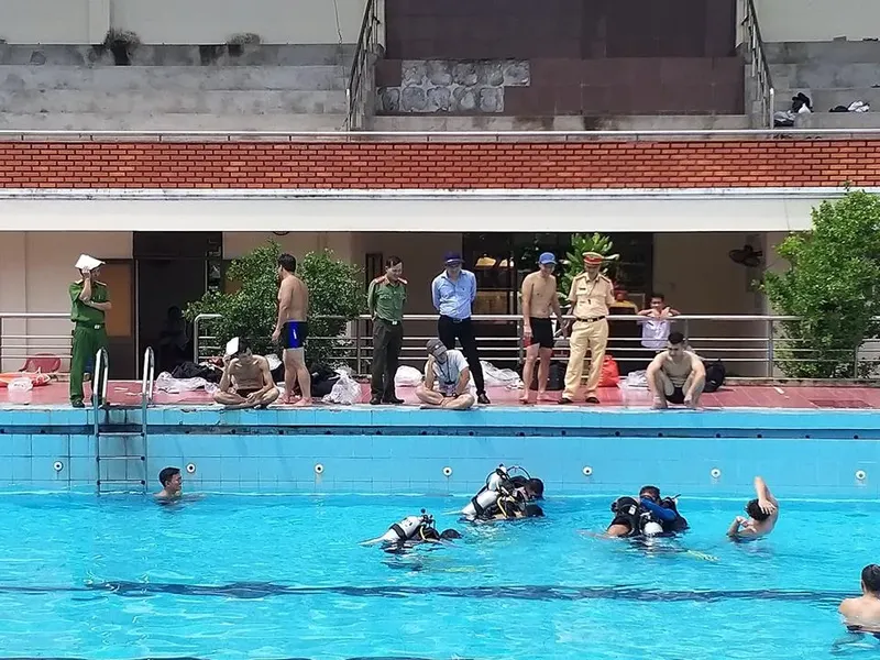 Formation plongée en piscine avec instructeurs et participants équipés