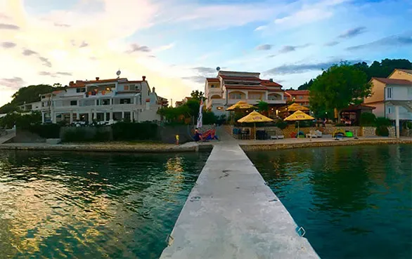 Vue d'un centre de plongée avec ponton et bâtiments au bord de l'eau