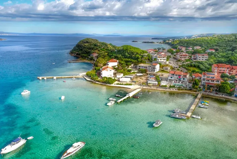 Vue aérienne d'une côte avec des bateaux et des bâtiments