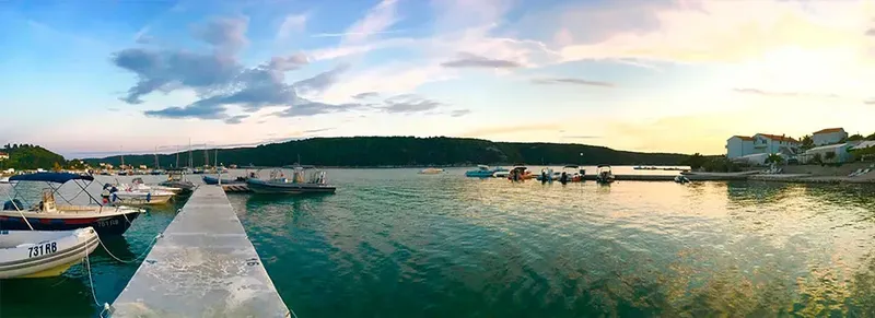 Port de plaisance avec bateaux amarrés au coucher du soleil calme