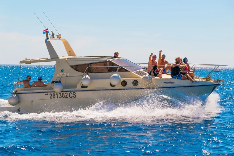 Groupe de personnes souriantes à bord d'un bateau en mer