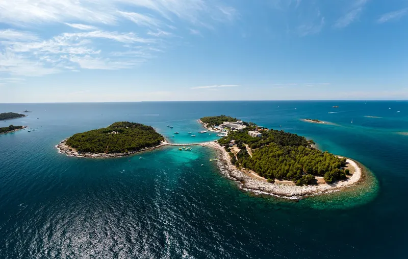 Vue aérienne d'îles rocheuses couvertes de végétation et de bâtiments