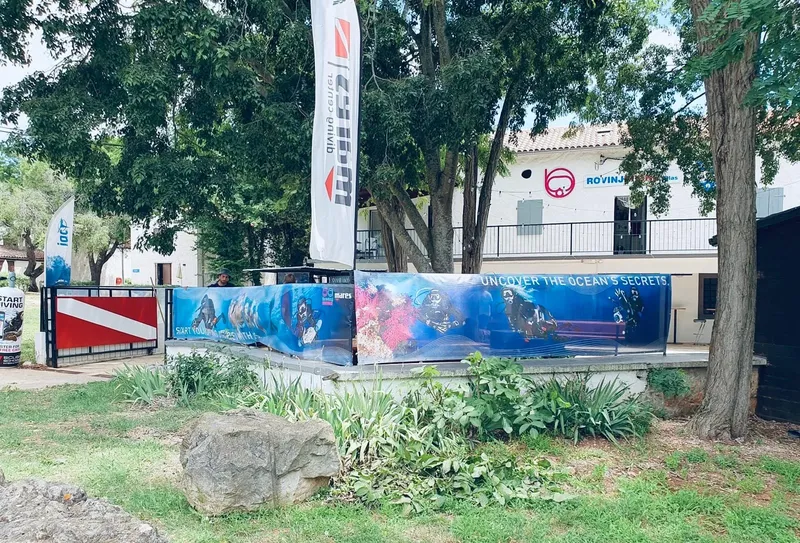 Façade d'un centre de plongée avec une grande banderole illustrative