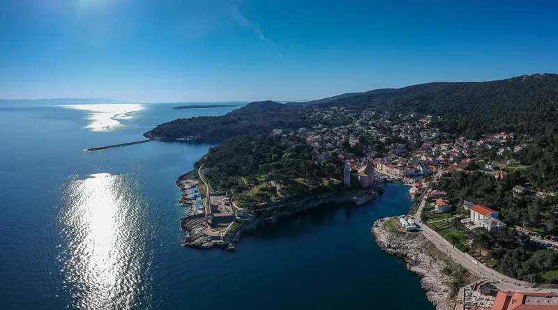 Vue aérienne d'un village côtier avec un port et des bateaux