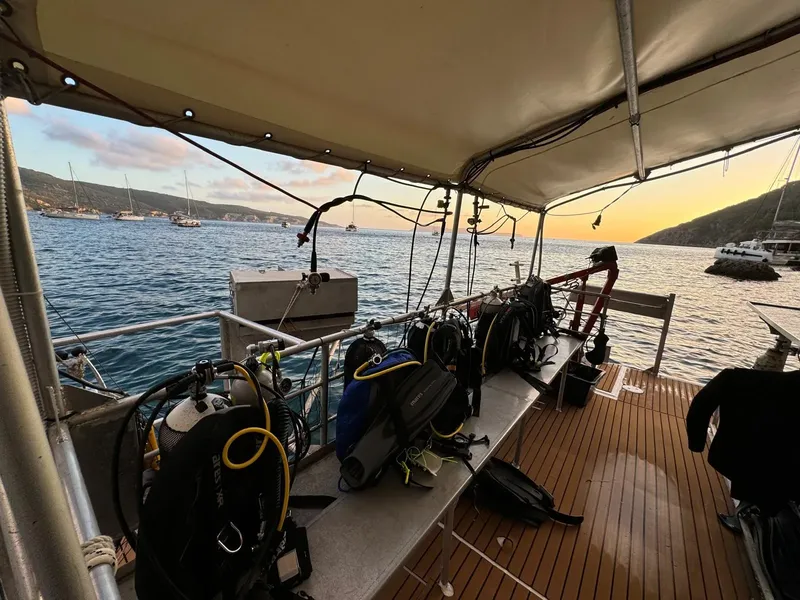 Bateau de plongée avec équipement, vue sur la mer et le ciel
