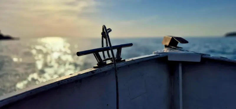 Avant d'un bateau de plongée, vue sur la mer et le ciel