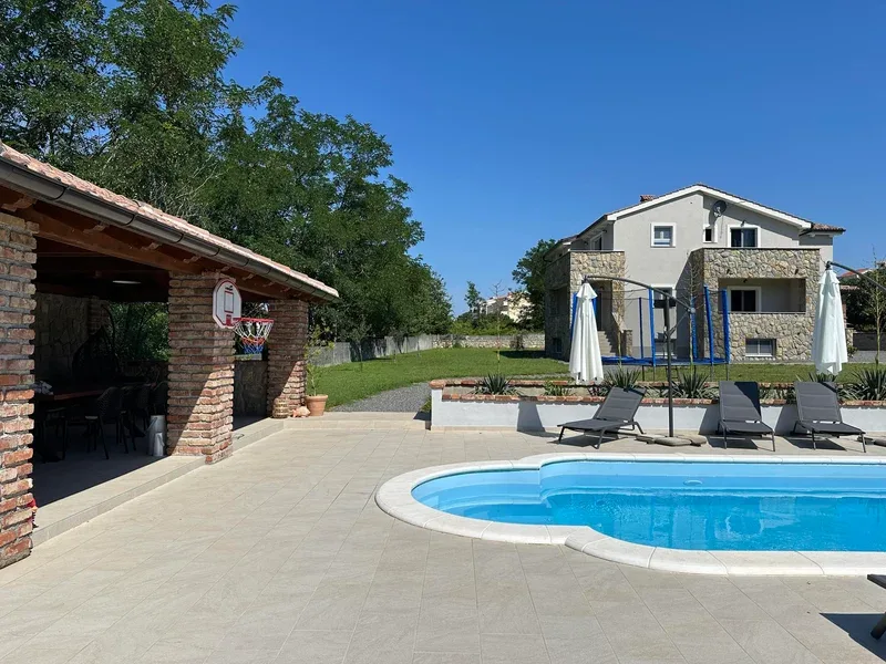 Bâtiment avec piscine, terrasse et espace détente en extérieur