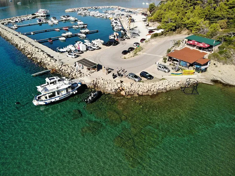 Vue aérienne d'un port de plaisance avec bateaux et bâtiments côtiers