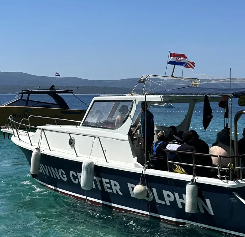 Bateau de plongée avec des plongeurs préparant leur matériel en mer