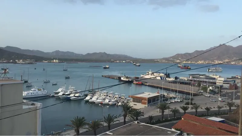 Port de plaisance avec bateaux amarrés et bâtiments en arrière-plan