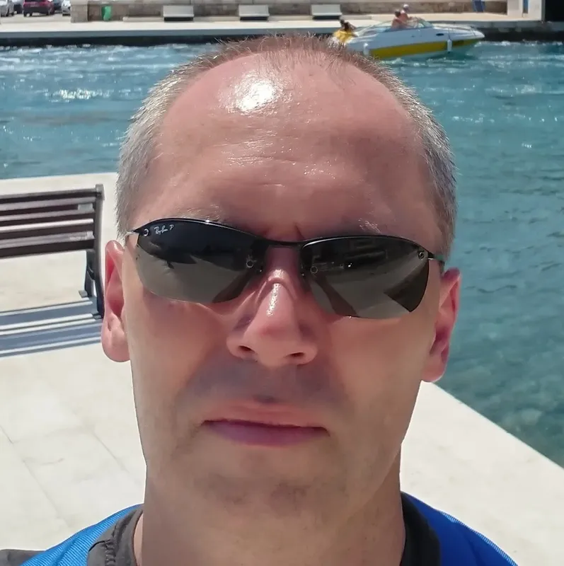 Homme portant des lunettes de soleil sur un bateau en mer