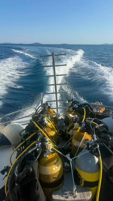 Bateau de plongée en mer avec nombreuses bouteilles et équipement
