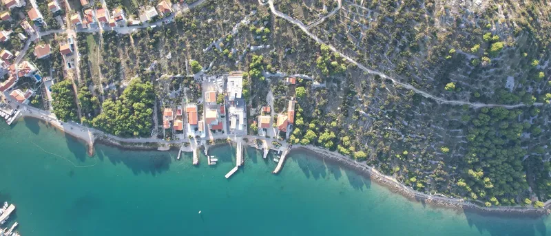 Vue aérienne d'un centre de plongée au bord de la mer et des bâtiments
