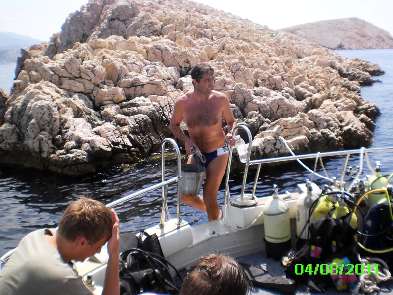 Plongeur s'apprête à entrer dans l'eau depuis un bateau de plongée