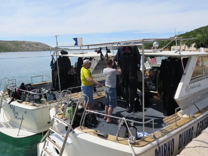 Plongeurs préparant leur équipement sur le pont d'un bateau de plongée