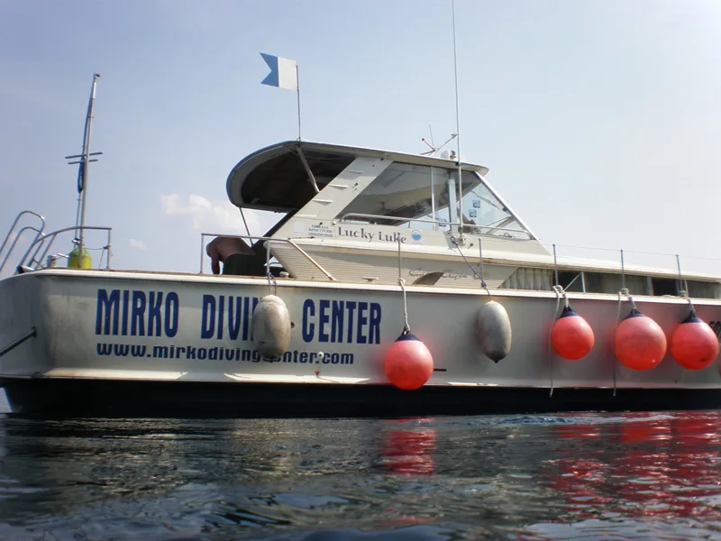 Bateau de plongée blanc avec le nom Mirko Diving Center visible