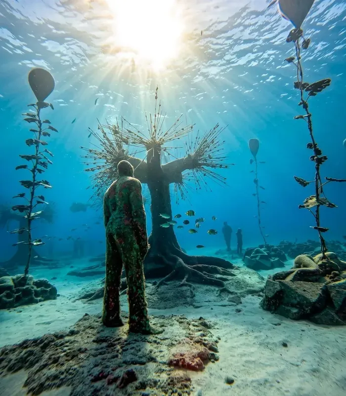 Statues humaines sous-marines, lumière du soleil filtrant à travers l'eau