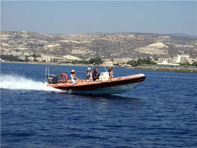 Bateau semi-rigide navigue rapidement sur une mer bleue avec des passagers
