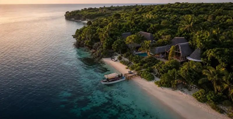 Vue aérienne d'une plage avec un bateau et des bâtiments