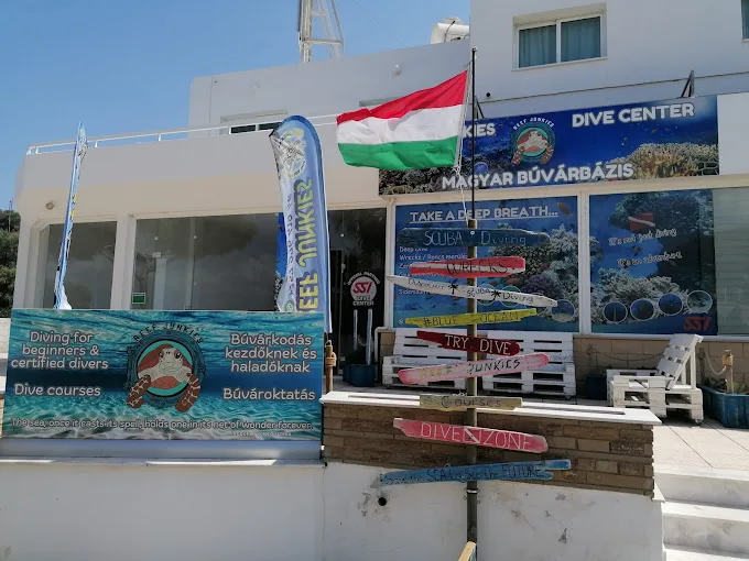 Façade d'un centre de plongée avec enseigne et décoration marine