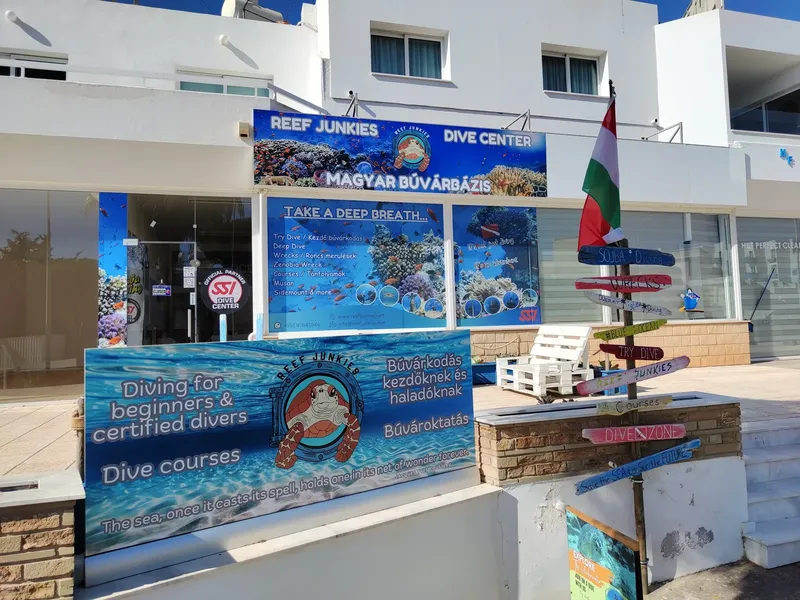 Façade d'un centre de plongée avec matériel et panneaux publicitaires