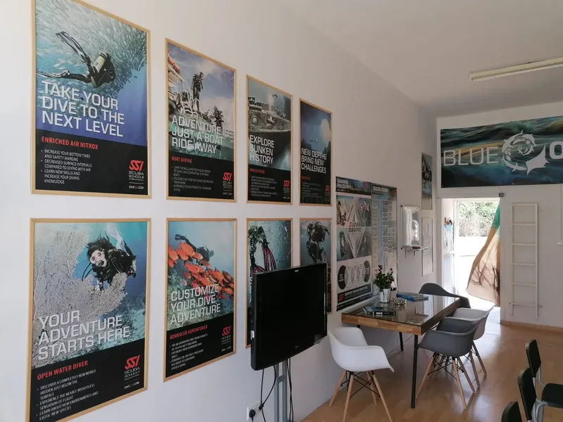 Intérieur d'un centre de plongée avec des affiches et du matériel