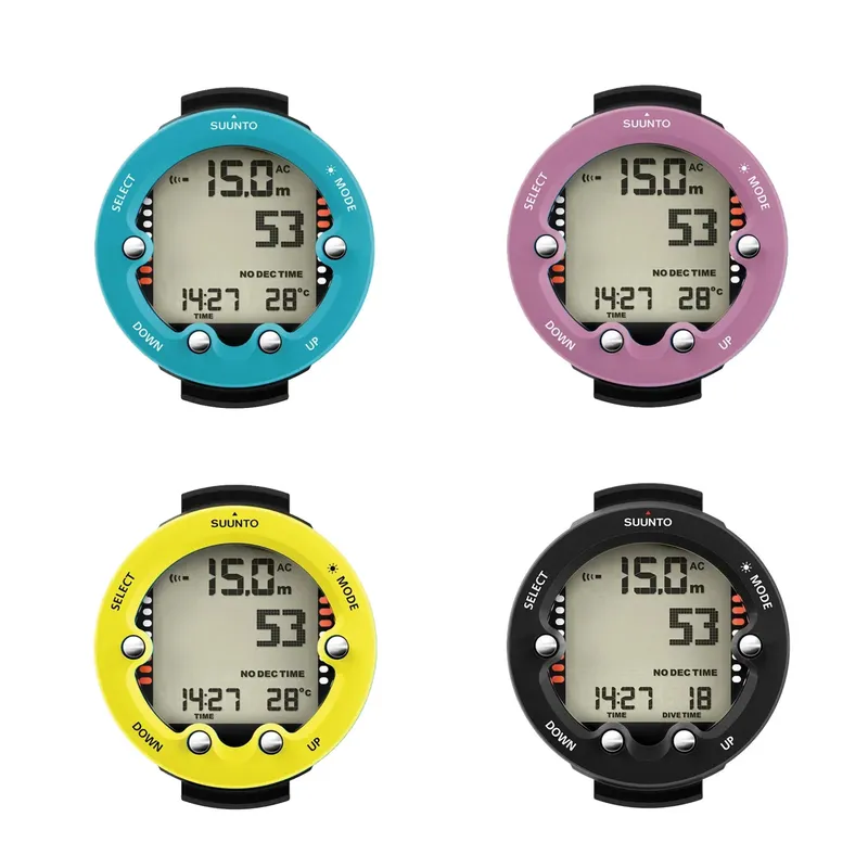 Quatre ordinateurs de plongée Suunto de couleurs différentes sur fond blanc