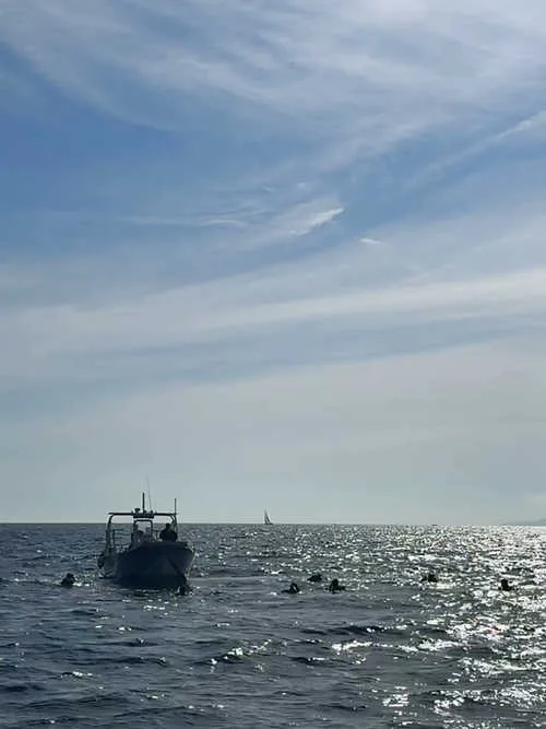 Plongée en mer : un groupe de personnes près d'un bateau