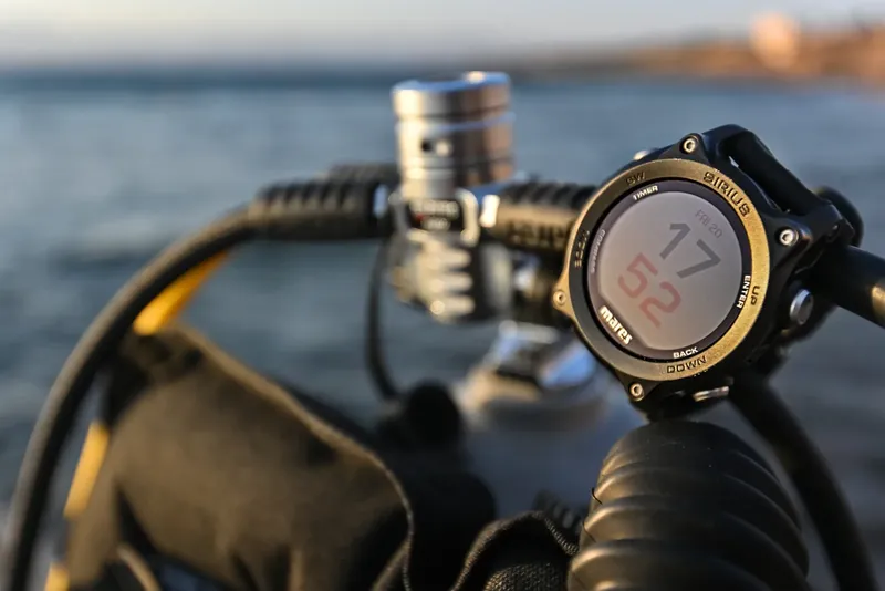 Ordinateur de plongée Mares Sirius affichant profondeur et temps de plongée