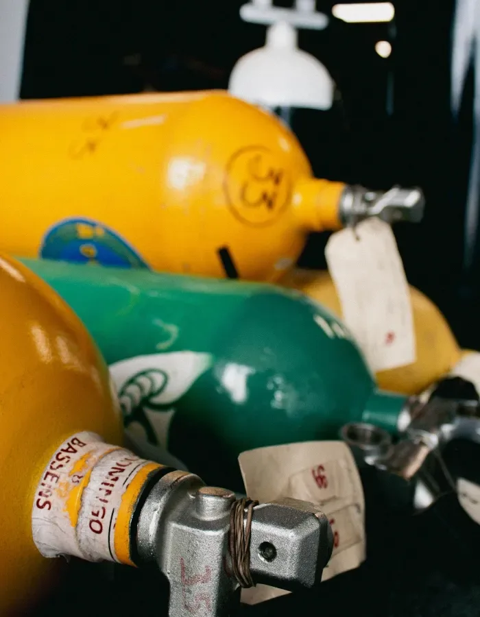 Bouteilles de plongée colorées, jaune et vert, avec robinets métalliques