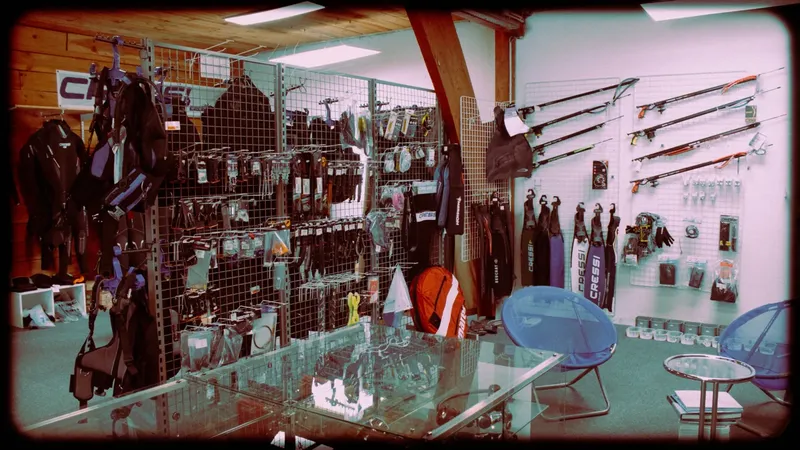 Boutique de plongée avec combinaisons, détendeurs, gilets et accessoires divers