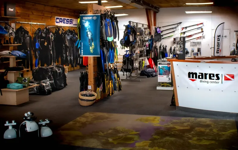 Intérieur d'un centre de plongée avec matériel et comptoir d'accueil