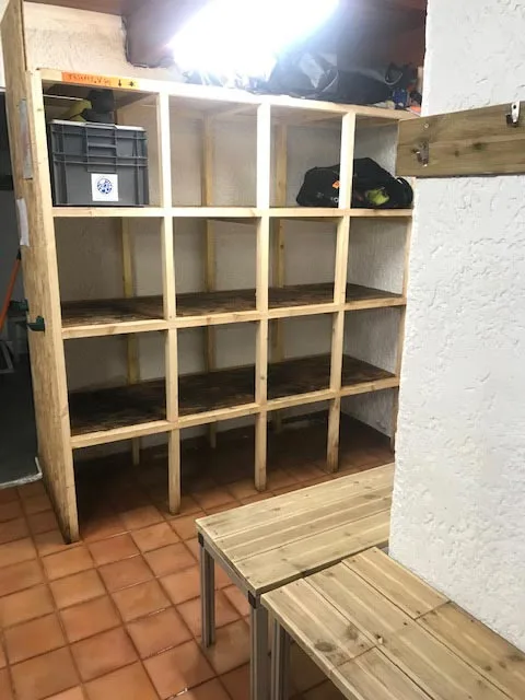 Etagères en bois pour rangement matériel de plongée dans un local