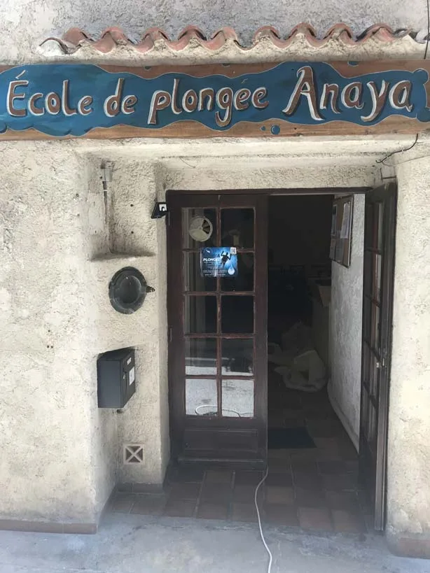 Façade d'une école de plongée avec une porte et une enseigne