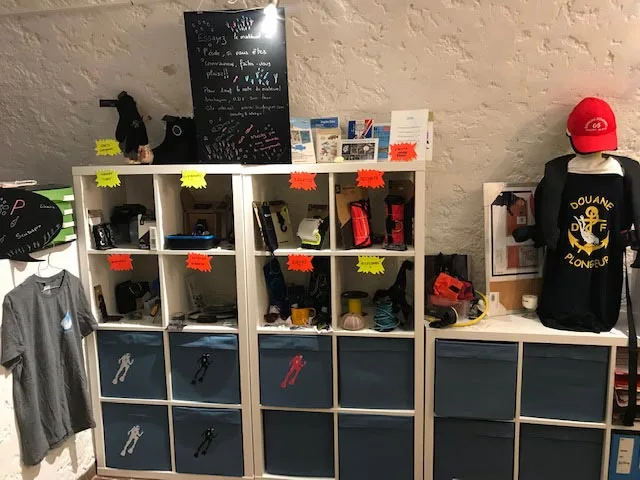 Boutique de plongée avec étagères remplies d'équipements et de vêtements