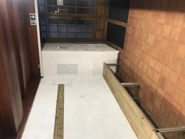 Bassin de rinçage en béton avec des carreaux de céramique orange