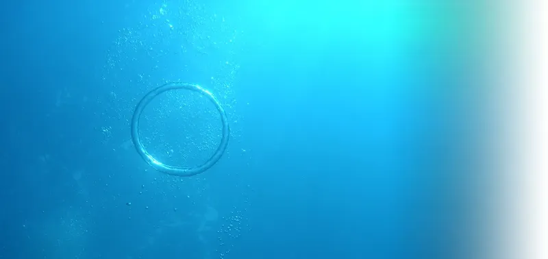 Bulles remontant dans l'eau bleue, lumière du soleil, ambiance marine
