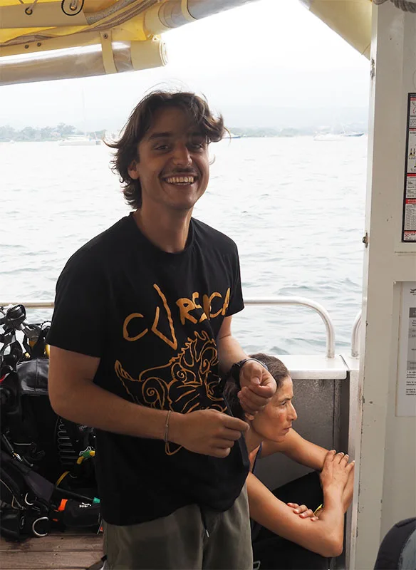 Deux hommes souriants à bord d'un bateau de plongée en mer