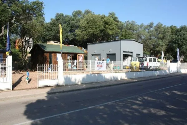 Façade d'un centre de plongée avec bâtiments, matériel et personnes