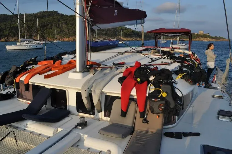 Catamaran de plongée avec équipement, une personne se tient debout
