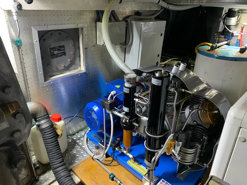 Compresseur de plongée industriel avec tuyaux et instrumentation technique